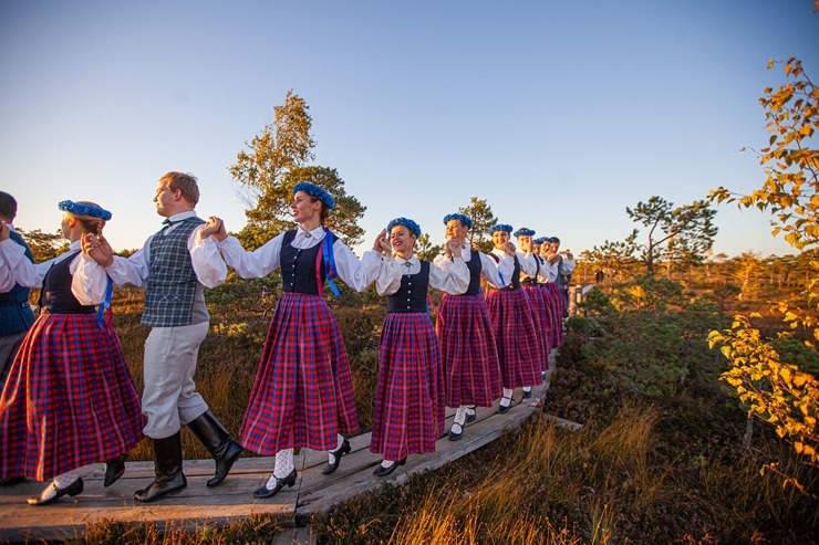 32 deju kolektīvi no dažādiem Latvijas novadiem dejo Lielajā Ķemeru tīrelī. Foto: Artis Veigurs 307910