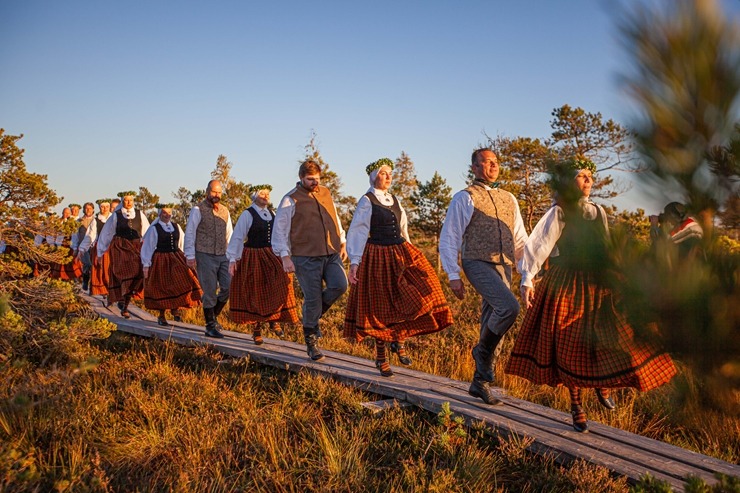 32 deju kolektīvi no dažādiem Latvijas novadiem dejo Lielajā Ķemeru tīrelī. Foto: Artis Veigurs 307917