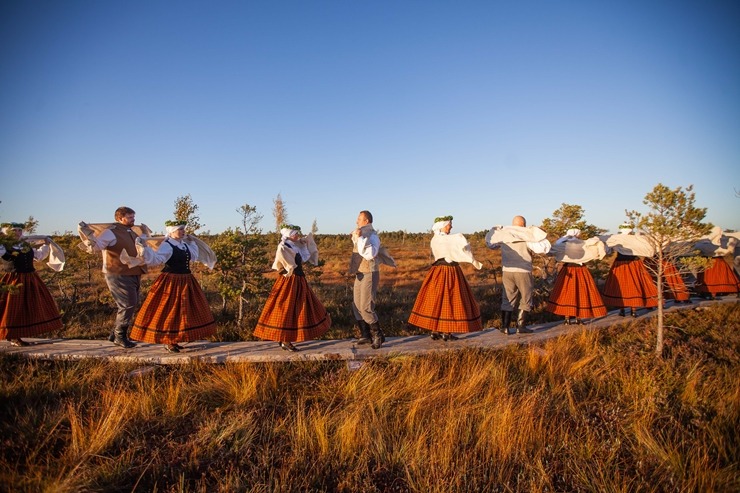 32 deju kolektīvi no dažādiem Latvijas novadiem dejo Lielajā Ķemeru tīrelī. Foto: Artis Veigurs 307920