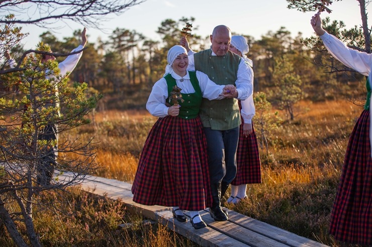 32 deju kolektīvi no dažādiem Latvijas novadiem dejo Lielajā Ķemeru tīrelī. Foto: Artis Veigurs 307921