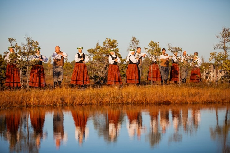 32 deju kolektīvi no dažādiem Latvijas novadiem dejo Lielajā Ķemeru tīrelī. Foto: Artis Veigurs 307903