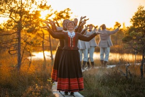 32 deju kolektīvi no dažādiem Latvijas novadiem dejo Lielajā Ķemeru tīrelī. Foto: Artis Veigurs 15