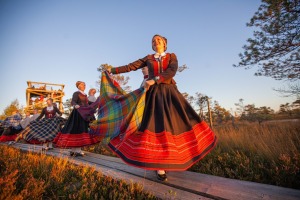 32 deju kolektīvi no dažādiem Latvijas novadiem dejo Lielajā Ķemeru tīrelī. Foto: Artis Veigurs 17