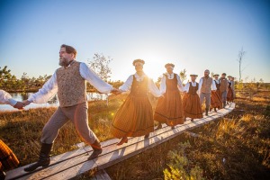 32 deju kolektīvi no dažādiem Latvijas novadiem dejo Lielajā Ķemeru tīrelī. Foto: Artis Veigurs 22