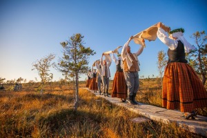 32 deju kolektīvi no dažādiem Latvijas novadiem dejo Lielajā Ķemeru tīrelī. Foto: Artis Veigurs 24
