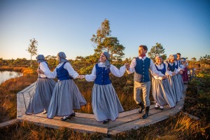 32 deju kolektīvi no dažādiem Latvijas novadiem dejo Lielajā Ķemeru tīrelī. Foto: Artis Veigurs 7