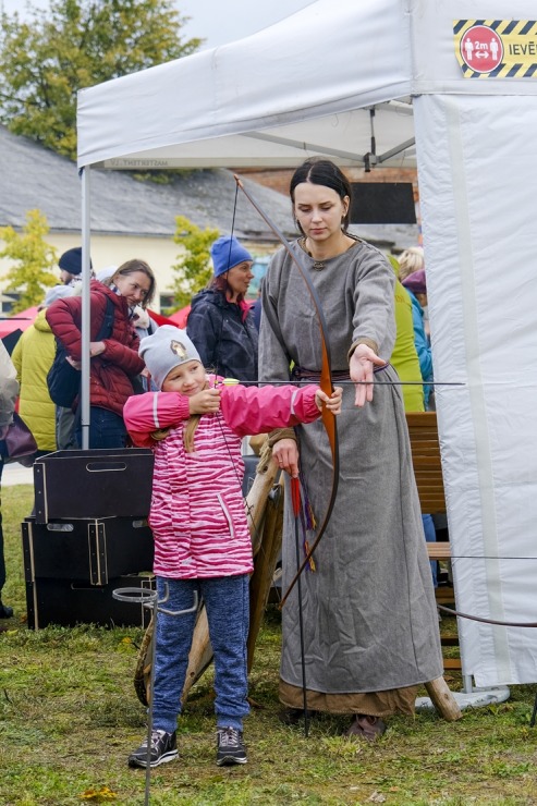 Rēzekne organizē iespaidīgu Miķeldienas grūbu tirgu. Foto: Inga Pudnika-Skerškāne 308018