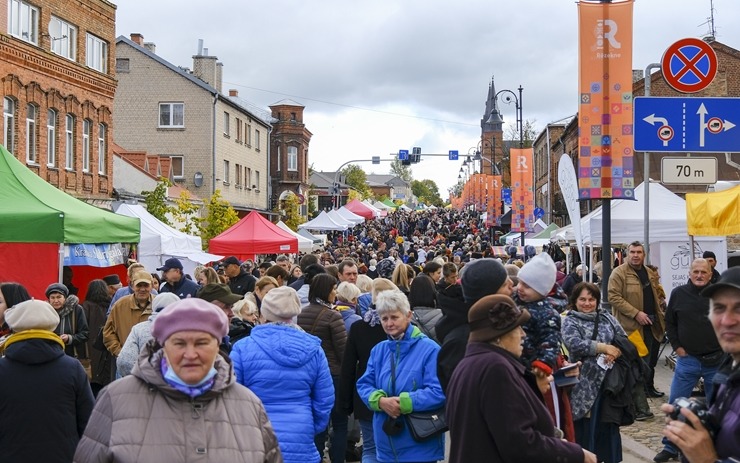 Rēzekne organizē iespaidīgu Miķeldienas grūbu tirgu. Foto: Inga Pudnika-Skerškāne 308022