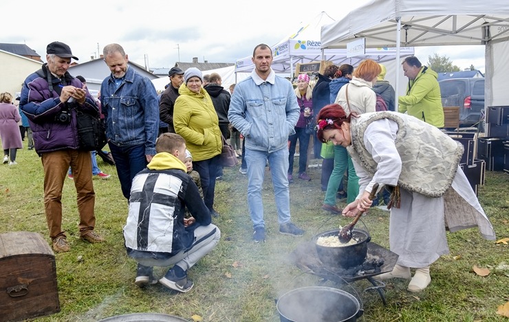 Rēzekne organizē iespaidīgu Miķeldienas grūbu tirgu. Foto: Inga Pudnika-Skerškāne 308006