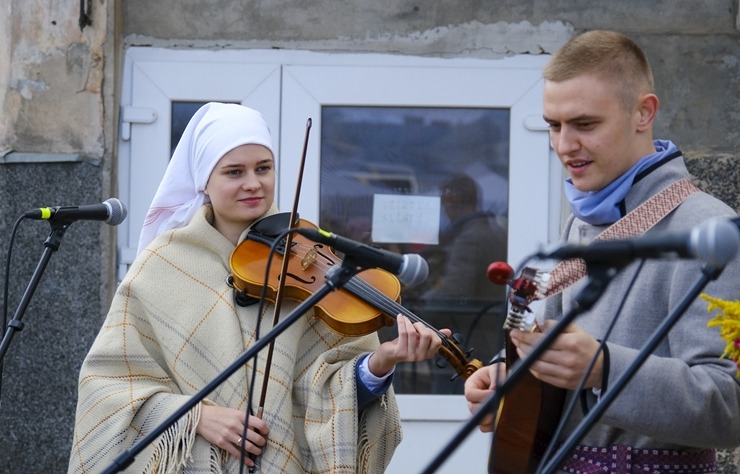 Rēzekne organizē iespaidīgu Miķeldienas grūbu tirgu. Foto: Inga Pudnika-Skerškāne 308033