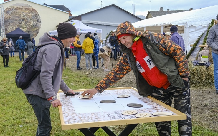 Rēzekne organizē iespaidīgu Miķeldienas grūbu tirgu. Foto: Inga Pudnika-Skerškāne 308035