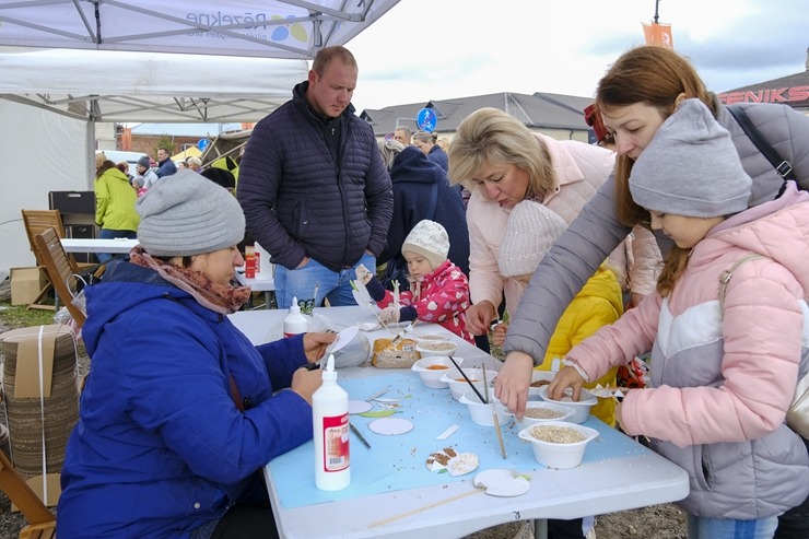 Rēzekne organizē iespaidīgu Miķeldienas grūbu tirgu. Foto: Inga Pudnika-Skerškāne 308038