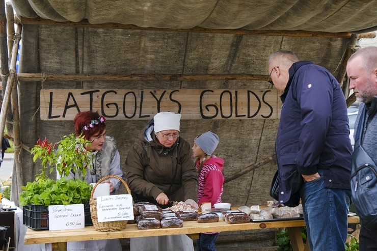 Rēzekne organizē iespaidīgu Miķeldienas grūbu tirgu. Foto: Inga Pudnika-Skerškāne 308012