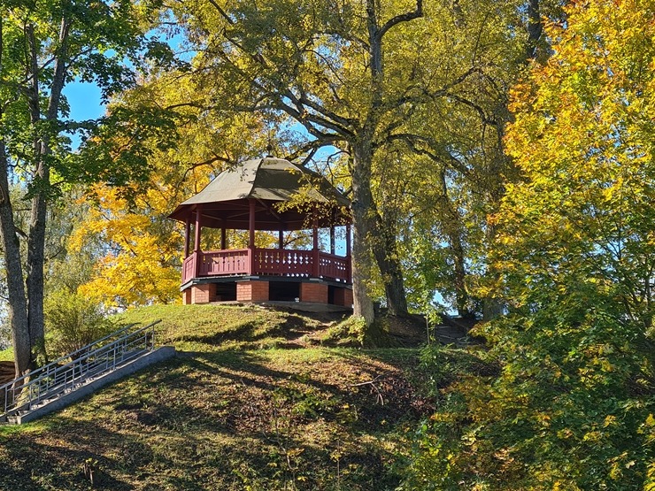 Valmieru izgreznojusi košā rudens vīra ota. Foto: Valmiera.lv 308056