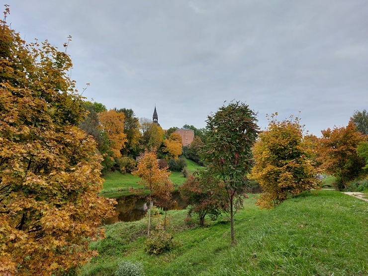 Valmieru izgreznojusi košā rudens vīra ota. Foto: Valmiera.lv 308051