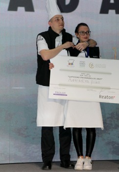 «Latvijas gada pavārs 2021» ir Dinārs Zvidriņš un «Latvijas gada pavārzellis 2021» ir Aleksandra Krūka 13