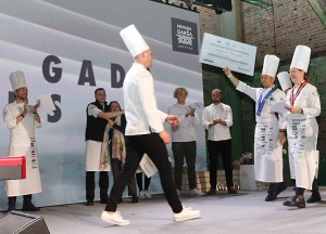 «Latvijas gada pavārs 2021» ir Dinārs Zvidriņš un «Latvijas gada pavārzellis 2021» ir Aleksandra Krūka 23