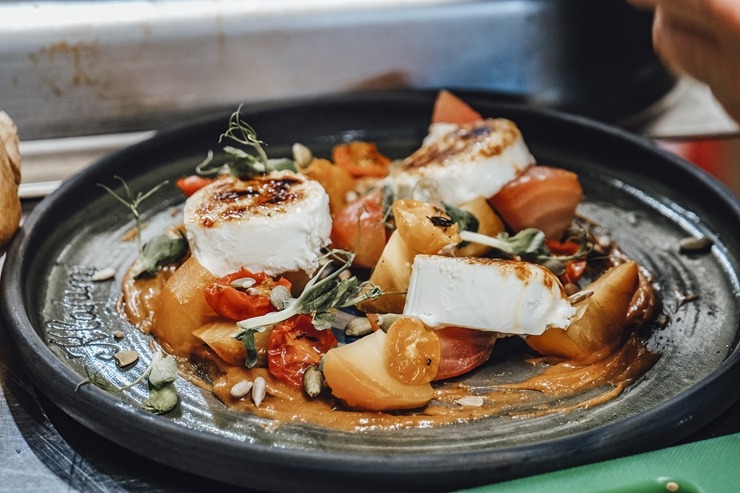 Latgalieši projekta «Local foods» ietvaros klātienē iepazīst Tomasa Godiņa pavārmākslu. Foto: Inga Pudnika-Skerškāne 308828