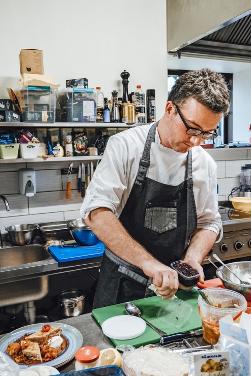 Latgalieši projekta «Local foods» ietvaros klātienē iepazīst Tomasa Godiņa pavārmākslu. Foto: Inga Pudnika-Skerškāne 308830