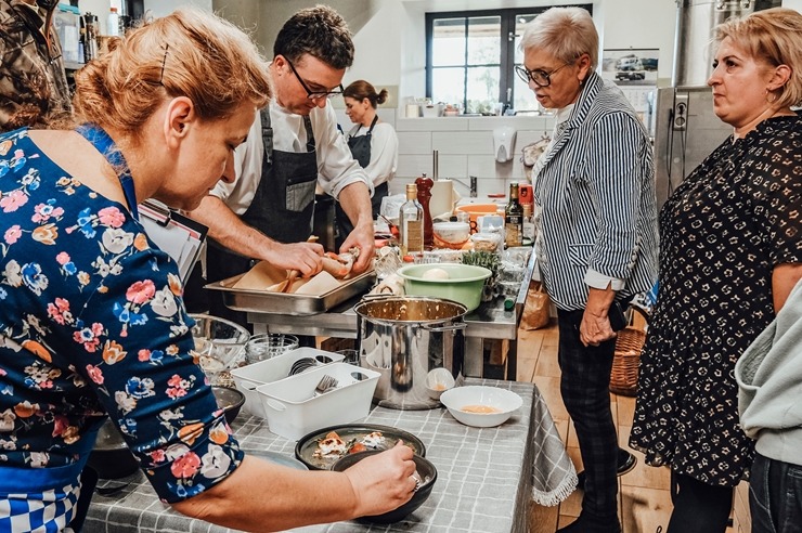 Latgalieši projekta «Local foods» ietvaros klātienē iepazīst Tomasa Godiņa pavārmākslu. Foto: Inga Pudnika-Skerškāne 308831