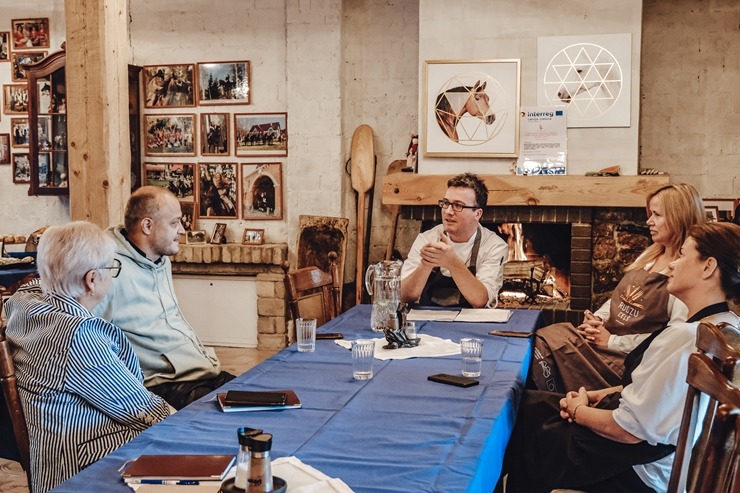 Latgalieši projekta «Local foods» ietvaros klātienē iepazīst Tomasa Godiņa pavārmākslu. Foto: Inga Pudnika-Skerškāne 308819