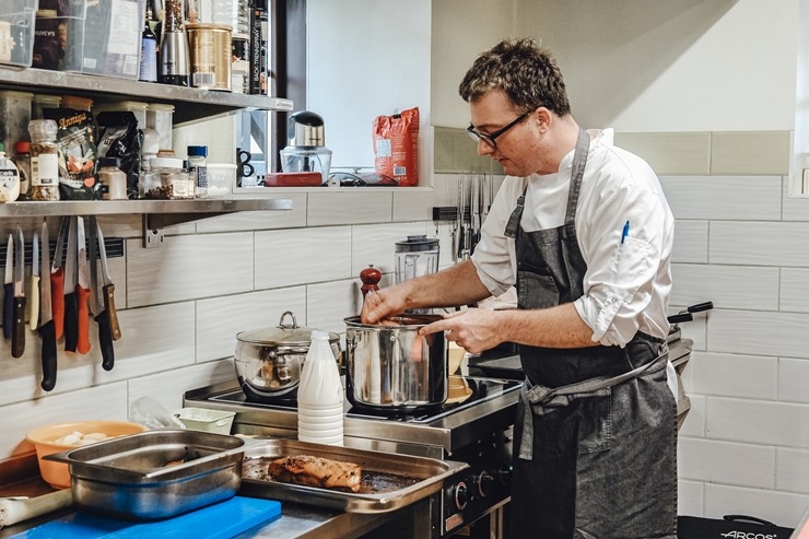 Latgalieši projekta «Local foods» ietvaros klātienē iepazīst Tomasa Godiņa pavārmākslu. Foto: Inga Pudnika-Skerškāne 308820