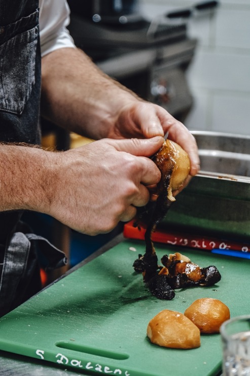 Latgalieši projekta «Local foods» ietvaros klātienē iepazīst Tomasa Godiņa pavārmākslu. Foto: Inga Pudnika-Skerškāne 308826