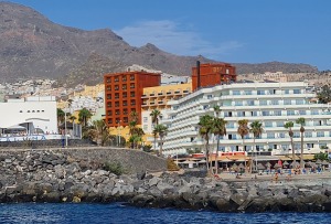 Travelnews.lv ar katamarānu dodas Atlantijas okeānā gar Tenerifes salas piekrasti 10