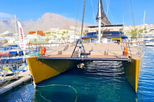 Travelnews.lv ar katamarānu dodas Atlantijas okeānā gar Tenerifes salas piekrasti 1