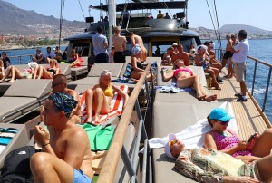 Travelnews.lv ar katamarānu dodas Atlantijas okeānā gar Tenerifes salas piekrasti 23
