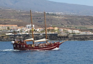 Travelnews.lv ar katamarānu dodas Atlantijas okeānā gar Tenerifes salas piekrasti 26