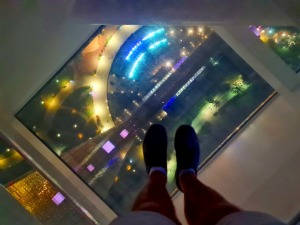Travelnews.lv vakara gaismā apmeklē 150 metru augsto Dubaijas rāmi «Dubai Frame» 23