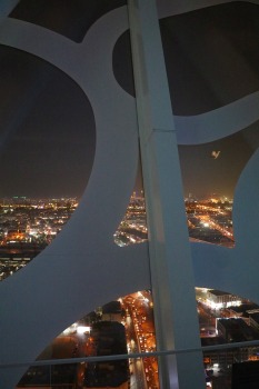 Travelnews.lv vakara gaismā apmeklē 150 metru augsto Dubaijas rāmi «Dubai Frame» 25