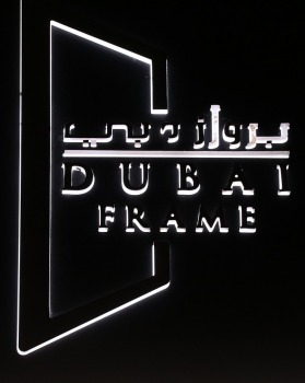 Travelnews.lv vakara gaismā apmeklē 150 metru augsto Dubaijas rāmi «Dubai Frame» 34