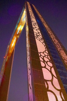 Travelnews.lv vakara gaismā apmeklē 150 metru augsto Dubaijas rāmi «Dubai Frame» 35