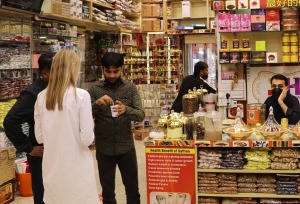 Travelnews.lv apmeklē Dubaijas garšvielu tirgu vecpilsētā 9