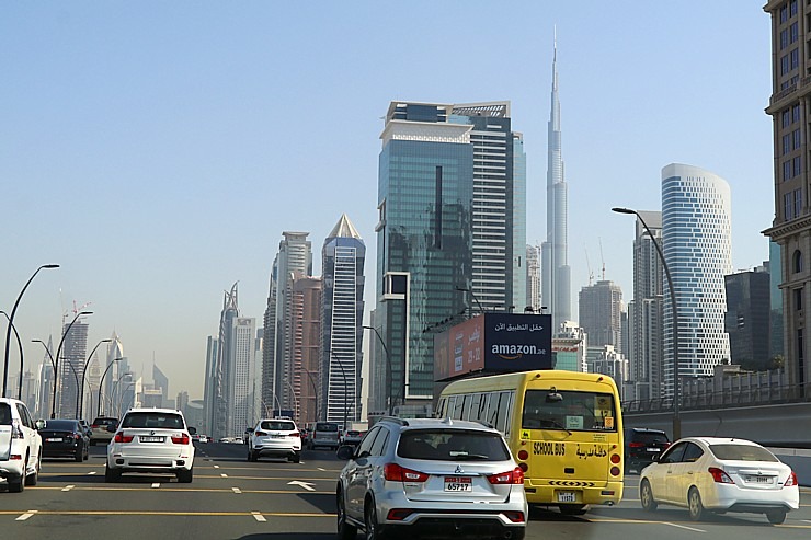 Skati Dubaijas satiksmi, tiltus, rūpnīcas un ceļa zīmes 312255