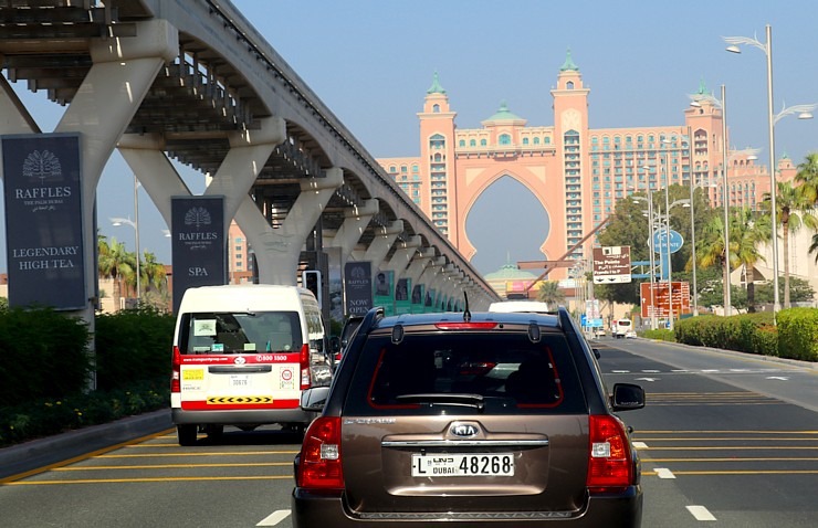 Skati Dubaijas satiksmi, tiltus, rūpnīcas un ceļa zīmes 312265