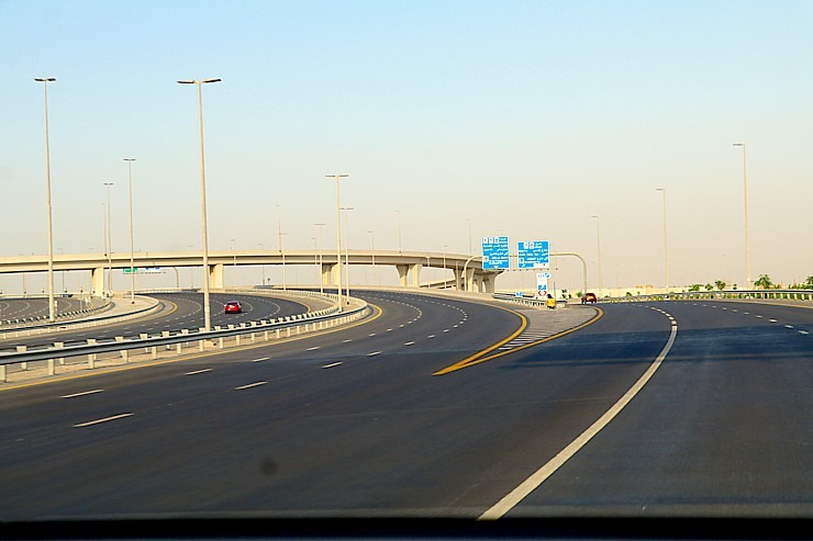 Skati Dubaijas satiksmi, tiltus, rūpnīcas un ceļa zīmes 312273