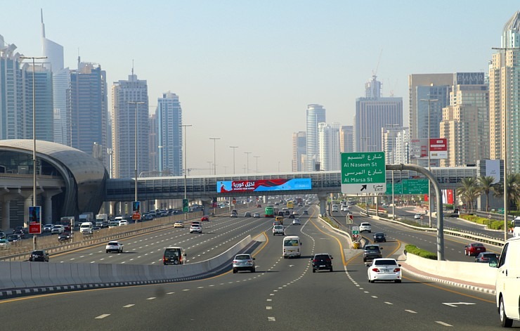 Skati Dubaijas satiksmi, tiltus, rūpnīcas un ceļa zīmes 312256