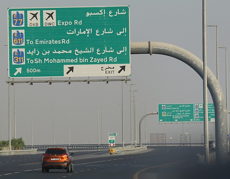 Skati Dubaijas satiksmi, tiltus, rūpnīcas un ceļa zīmes 312281