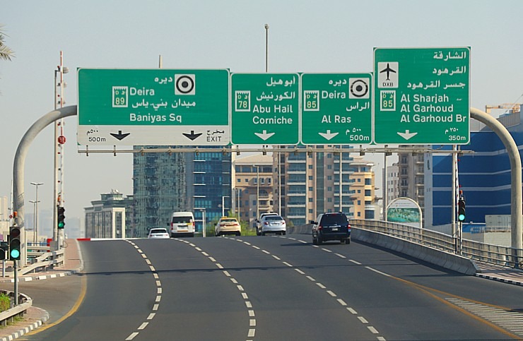 Skati Dubaijas satiksmi, tiltus, rūpnīcas un ceļa zīmes 312283
