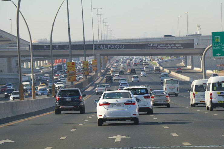 Skati Dubaijas satiksmi, tiltus, rūpnīcas un ceļa zīmes 312257