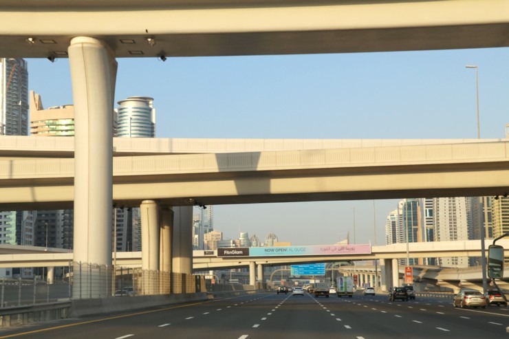 Skati Dubaijas satiksmi, tiltus, rūpnīcas un ceļa zīmes 312287