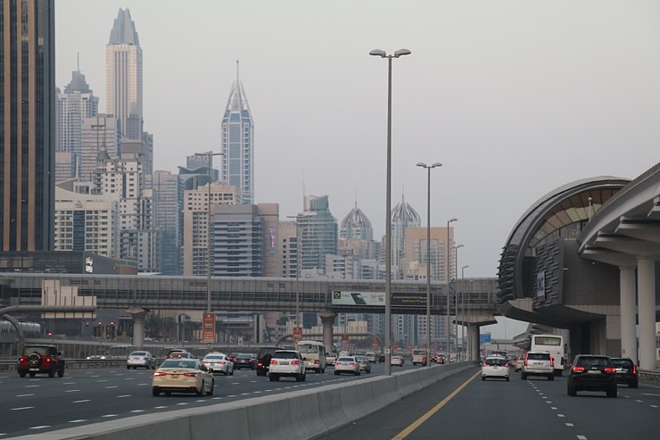 Skati Dubaijas satiksmi, tiltus, rūpnīcas un ceļa zīmes 312289