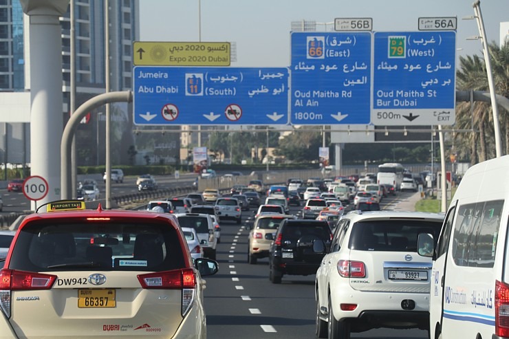 Skati Dubaijas satiksmi, tiltus, rūpnīcas un ceļa zīmes 312259