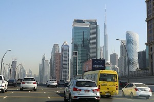 Skati Dubaijas satiksmi, tiltus, rūpnīcas un ceļa zīmes 1