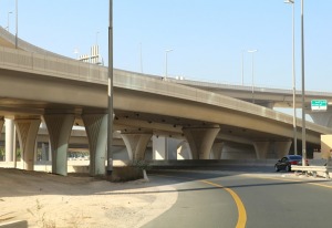 Skati Dubaijas satiksmi, tiltus, rūpnīcas un ceļa zīmes 12