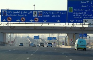 Skati Dubaijas satiksmi, tiltus, rūpnīcas un ceļa zīmes 13