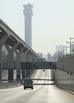 Skati Dubaijas satiksmi, tiltus, rūpnīcas un ceļa zīmes 14